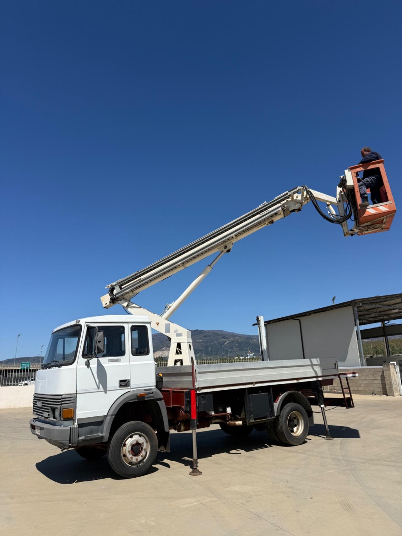 Iveco 115-17 PIATTAFORMA BIZZOCCHI 18 Mt