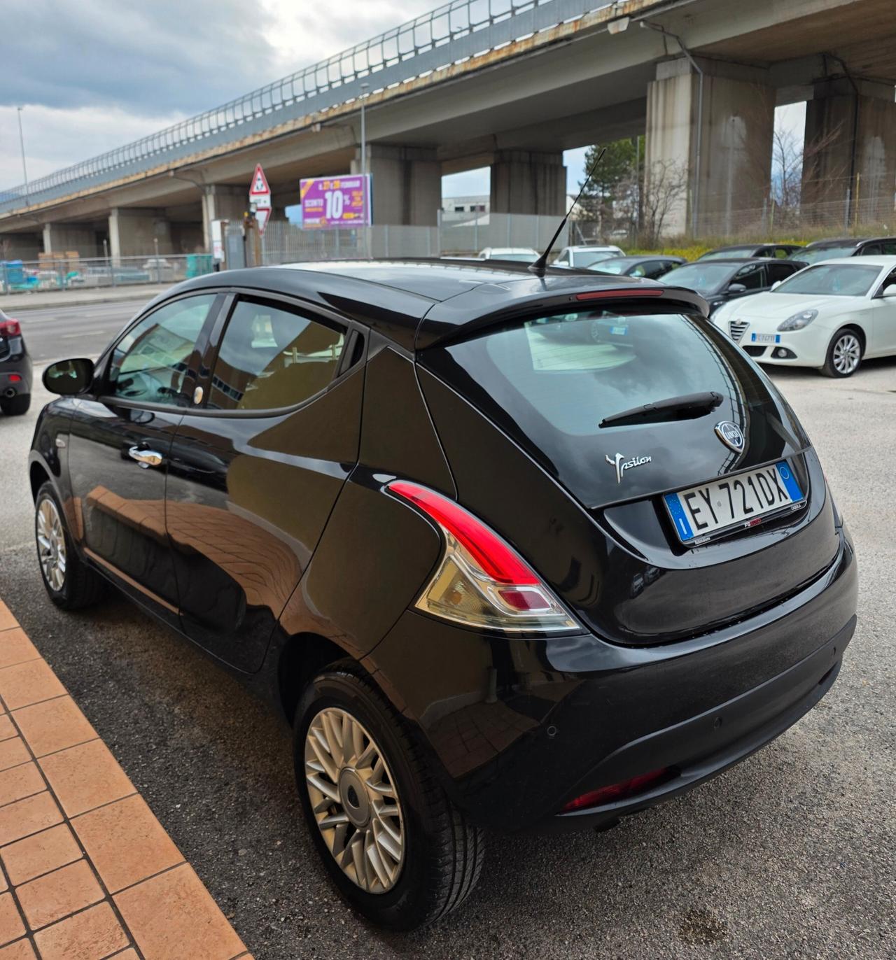 Lancia Ypsilon 0.9 TwinAir 85 CV 5 porte Metano Ecochic Gold