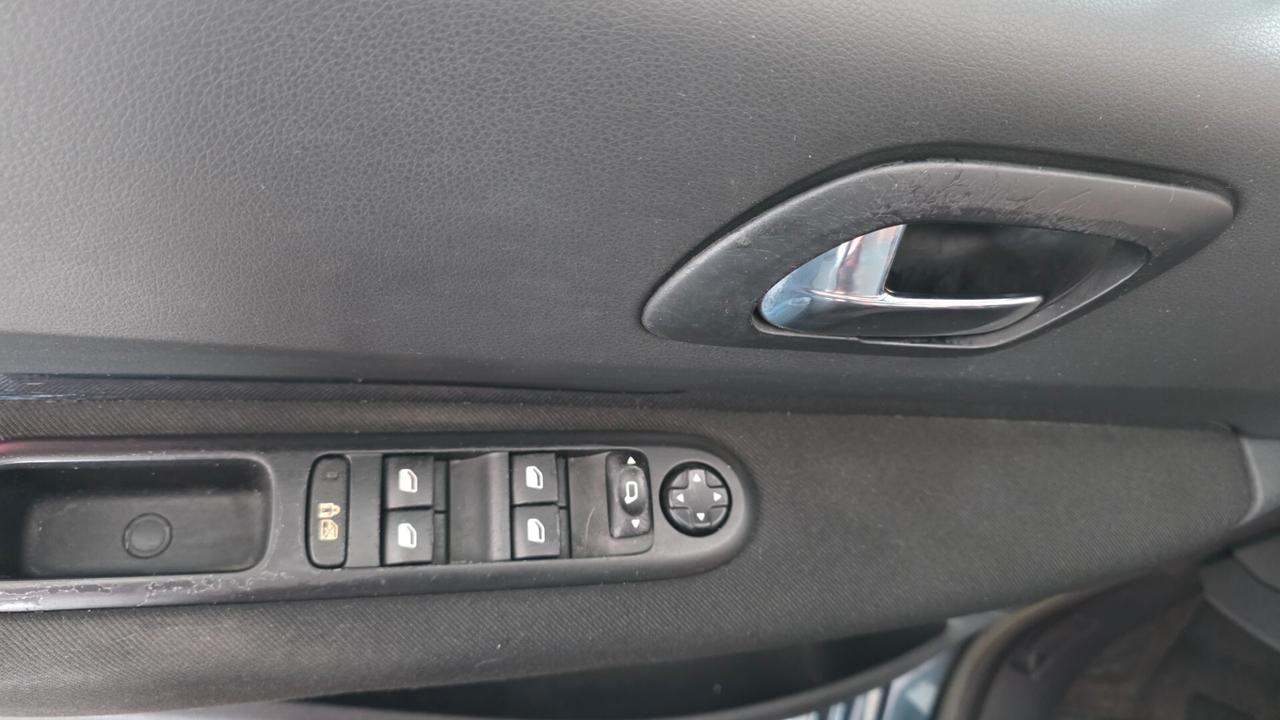 Peugeot 3008 1.6 HDi 112CV cambio robotizzato Tecno