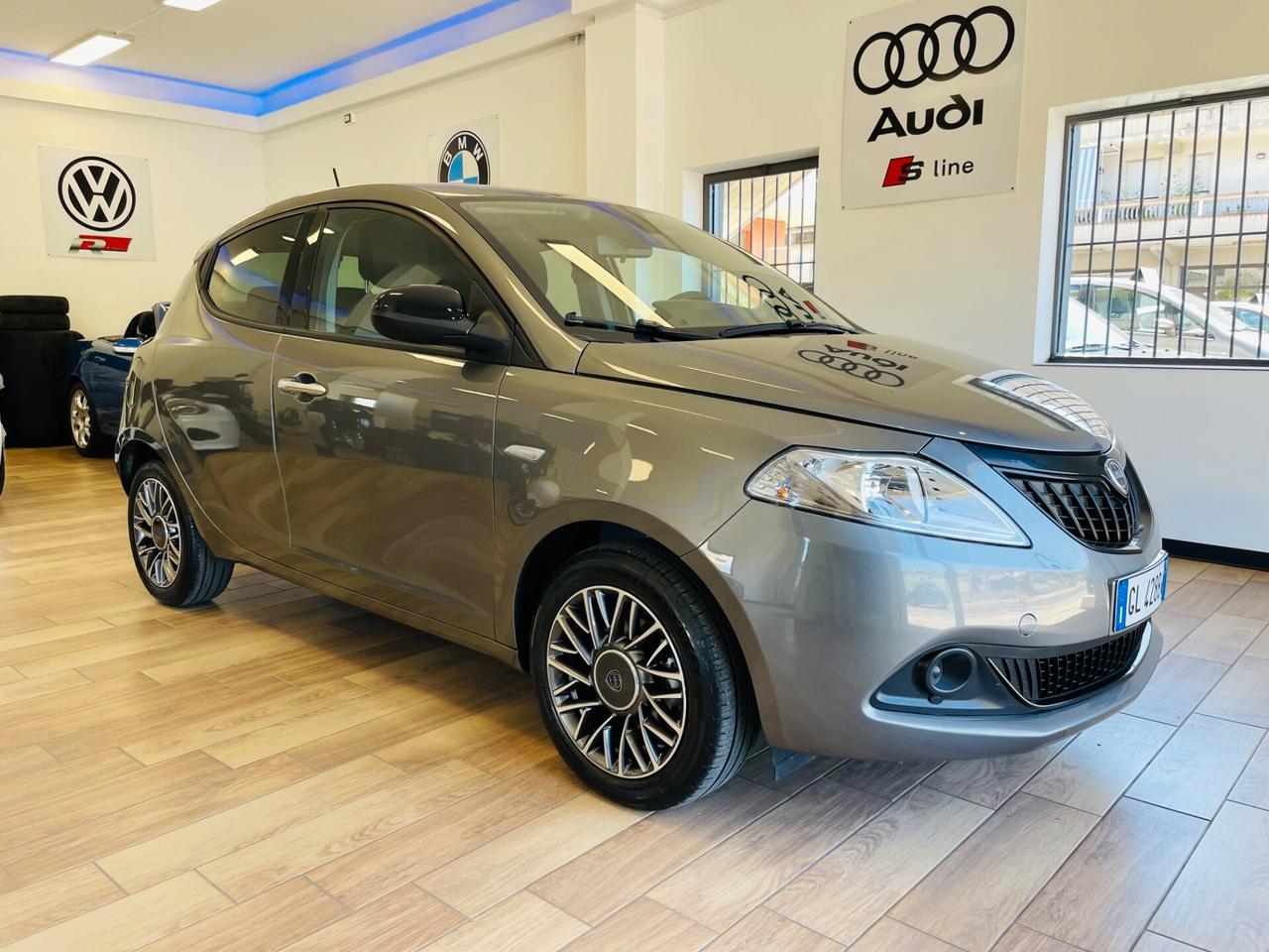 Lancia Ypsilon 1.0 Hybrid Ecochic Silver