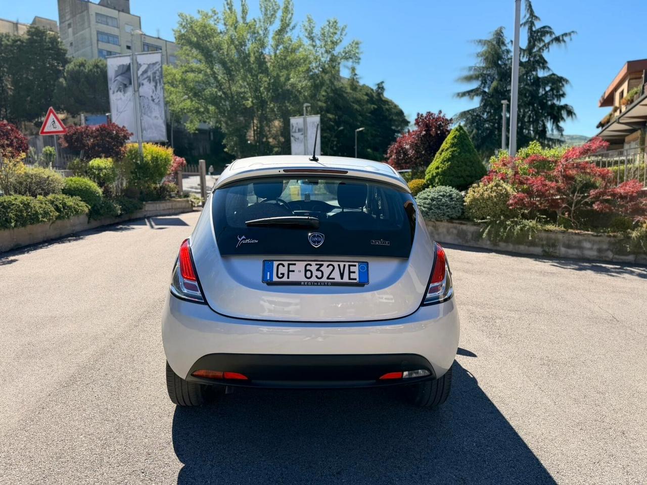 Lancia Ypsilon 1.0 FireFly 5 porte S&S Hybrid Ecochic Silver