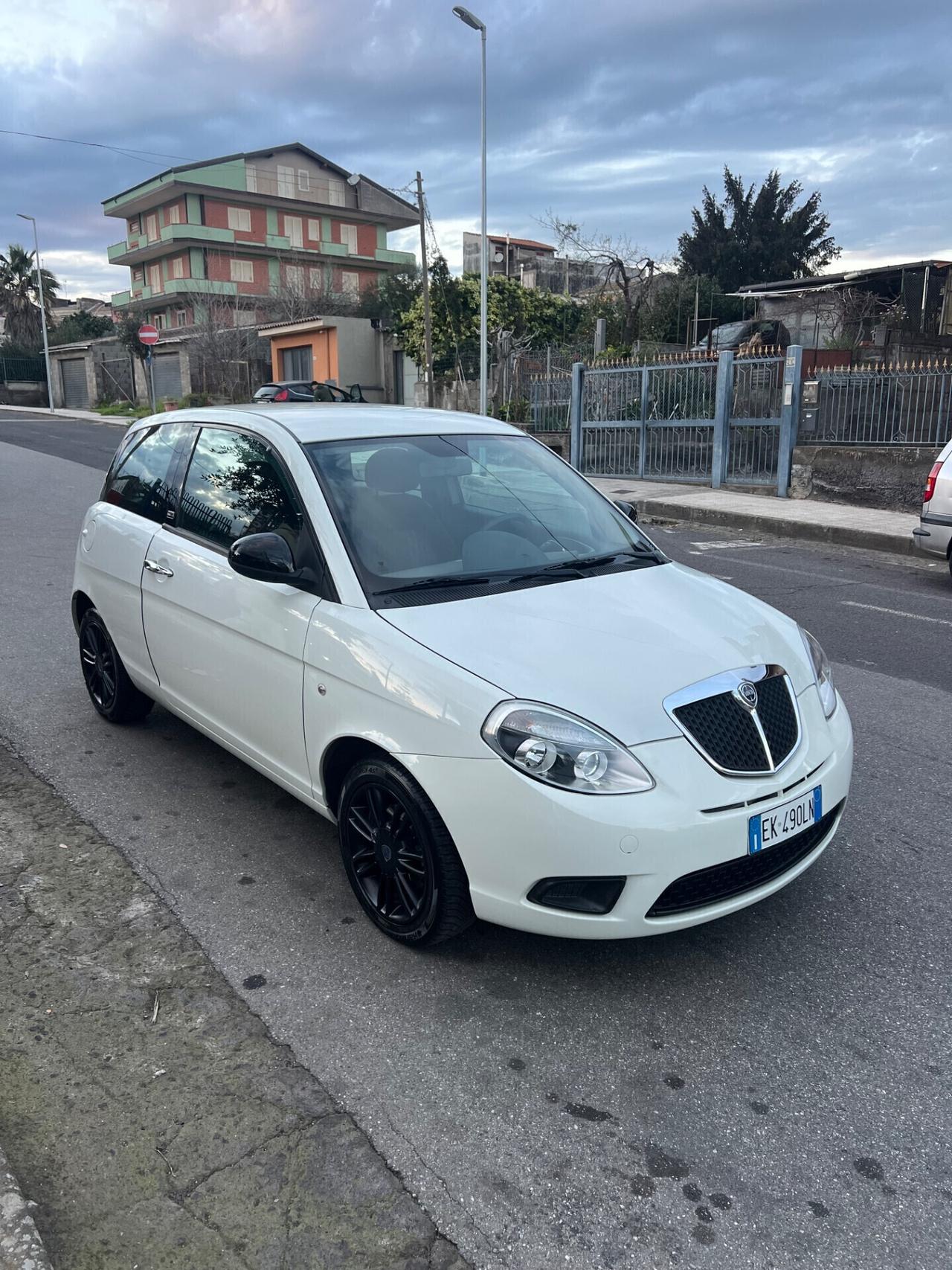 Lancia Ypsilon 1.3 MJT 75 CV Unyca