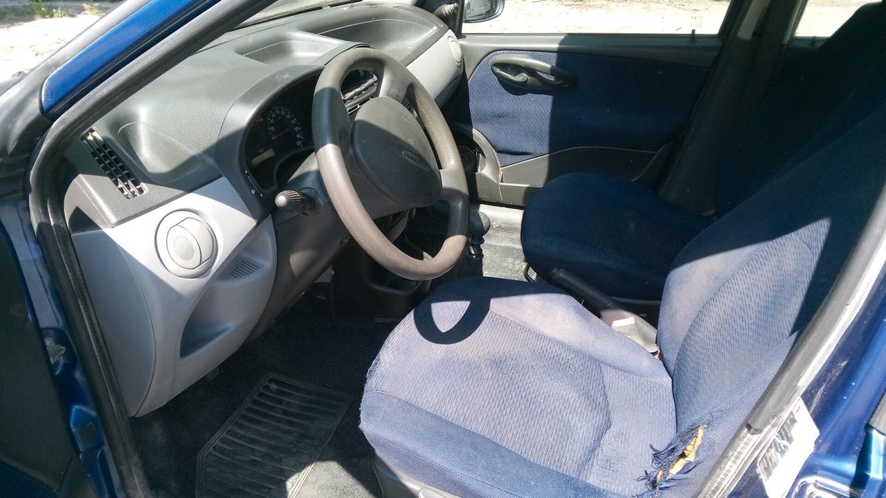 Fiat Punto 1.2i 5 porte clima neopatentati