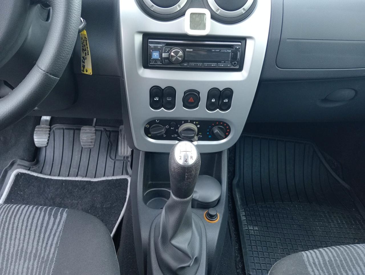Dacia Logan pianale ribassato trasporto disabili