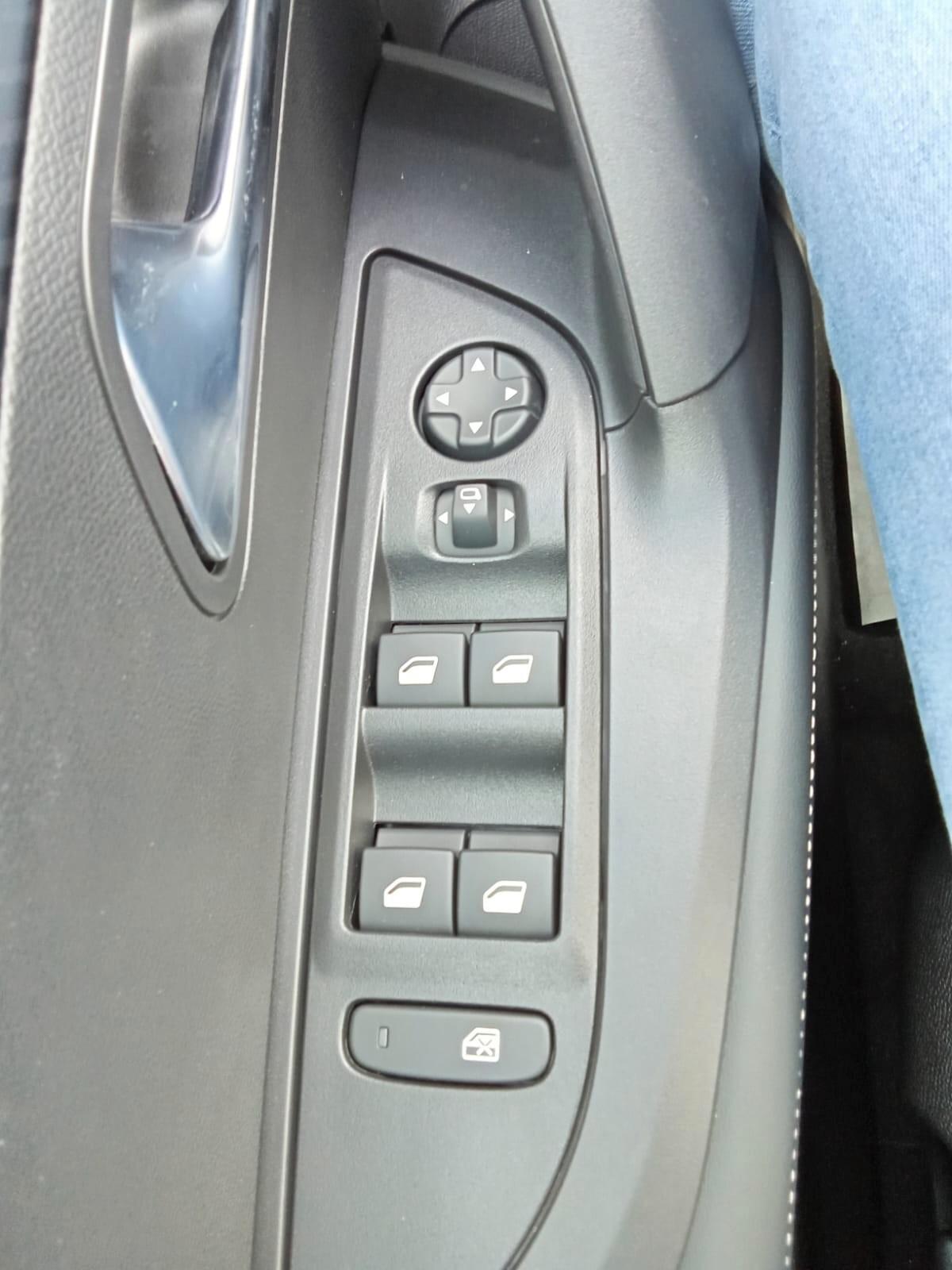 Peugeot 2008 Hybrid 145 e-DCS6 Allure