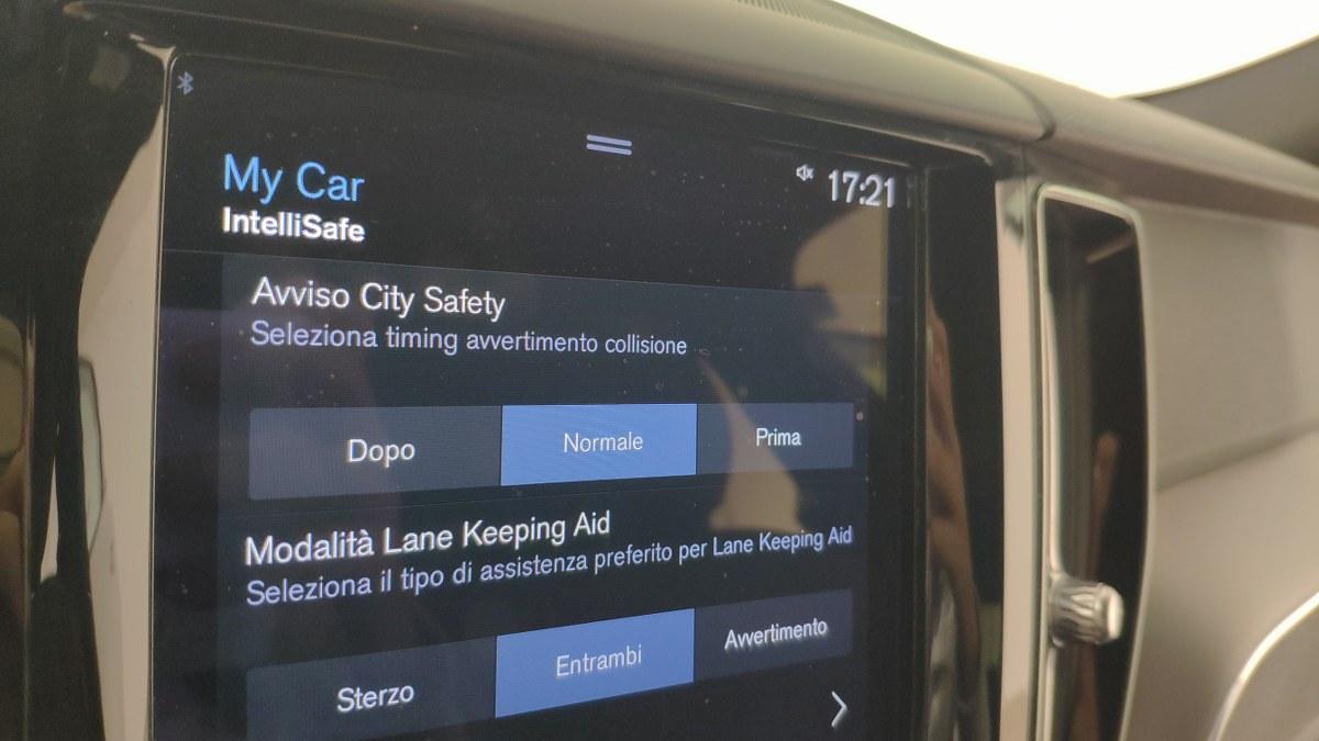 VOLVO Xc60 B5 Mild Hybrid (D) Awd Geartronic R-Design