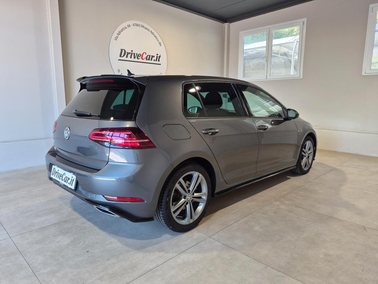 Volkswagen Golf 1.5 TFSI 150CV DSG *R-LINE* LED APPLE CARPLAY ANDROID AUTO RETROCAM. LAVAFARI VETRI PRIVACY
