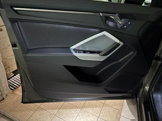 AUDI Q3 35 2.0 TDI S tronic Business Advanced COCKPIT