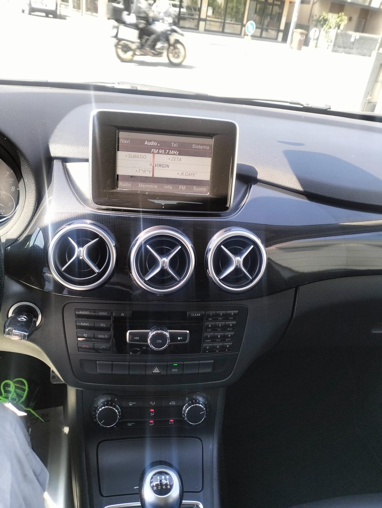 Mercedes-benz B 180 Benz Premium