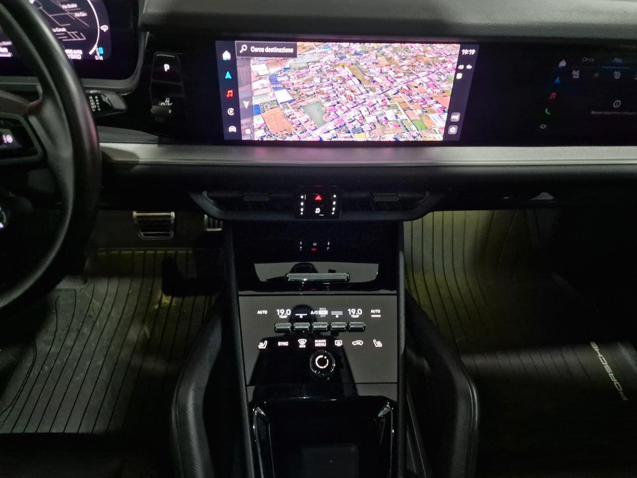 Porsche Cayenne Coupé 3.0 V6 E-Hybrid Iva esposta.