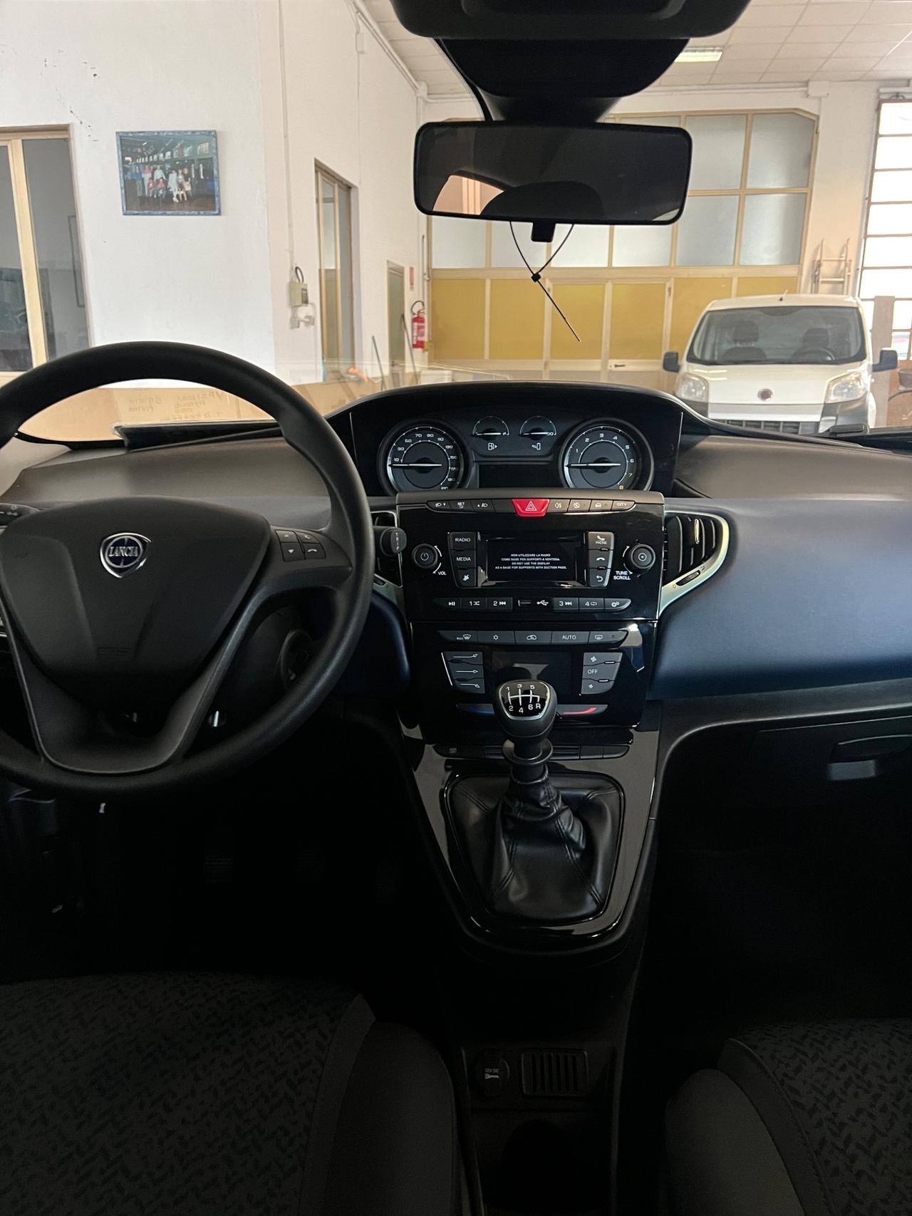 Lancia Ypsilon 1.0 FireFly 5 porte S&S Hybrid Ecochic Silver