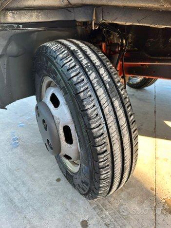 IVECO DAILY CON SPONDA IDRAULICA