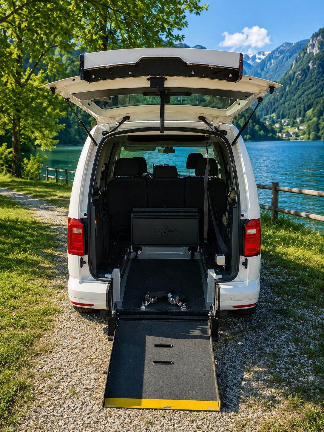 Volkswagen Caddy Maxi 2.0 TDI con allestimento per trasporto persona in carrozzina.