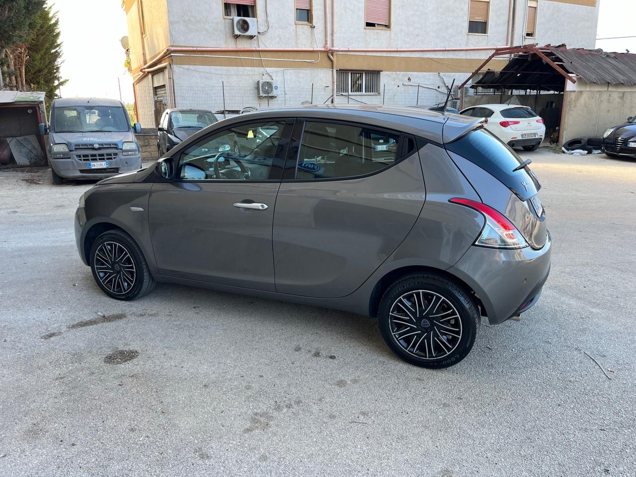 Lancia Ypsilon 1.0 FireFly 5 porte S&S Hybrid Gold