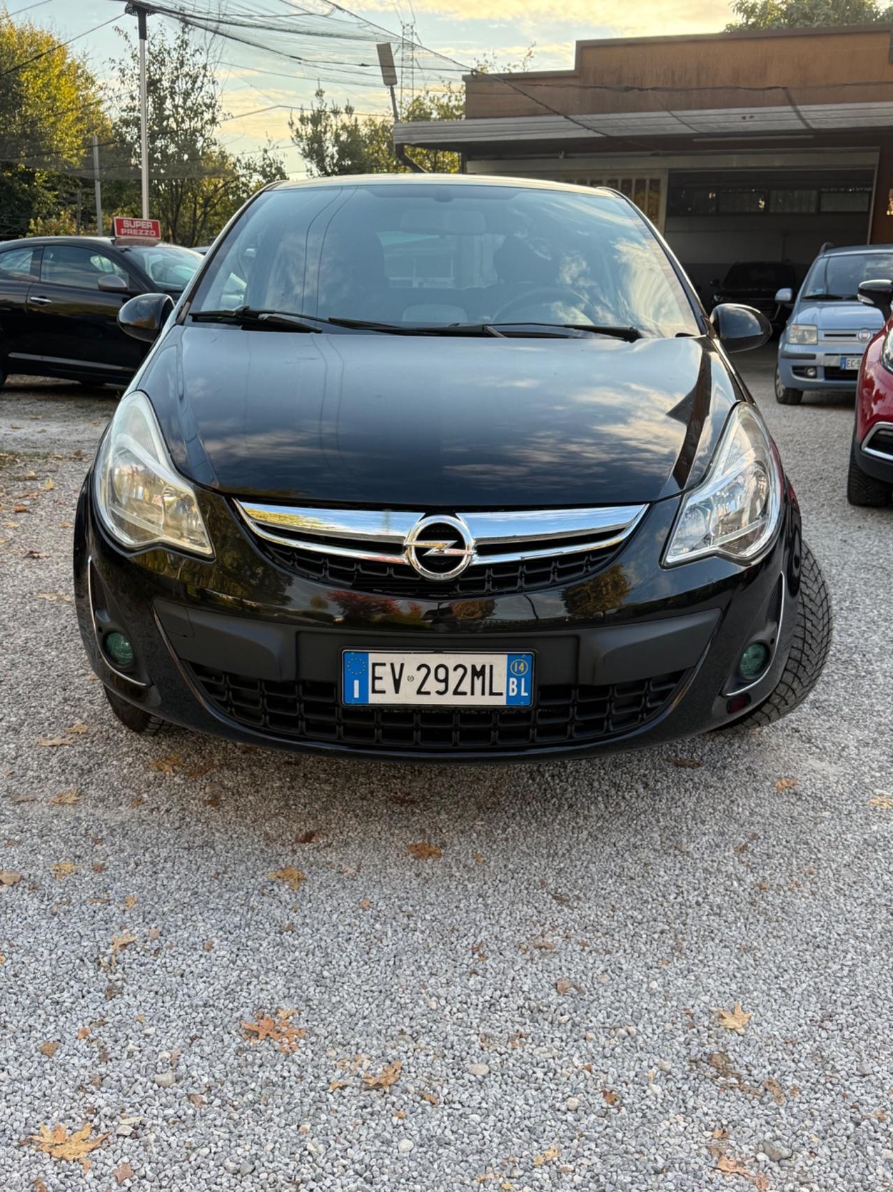 Opel Corsa 1.4 16V 3 porte b-color