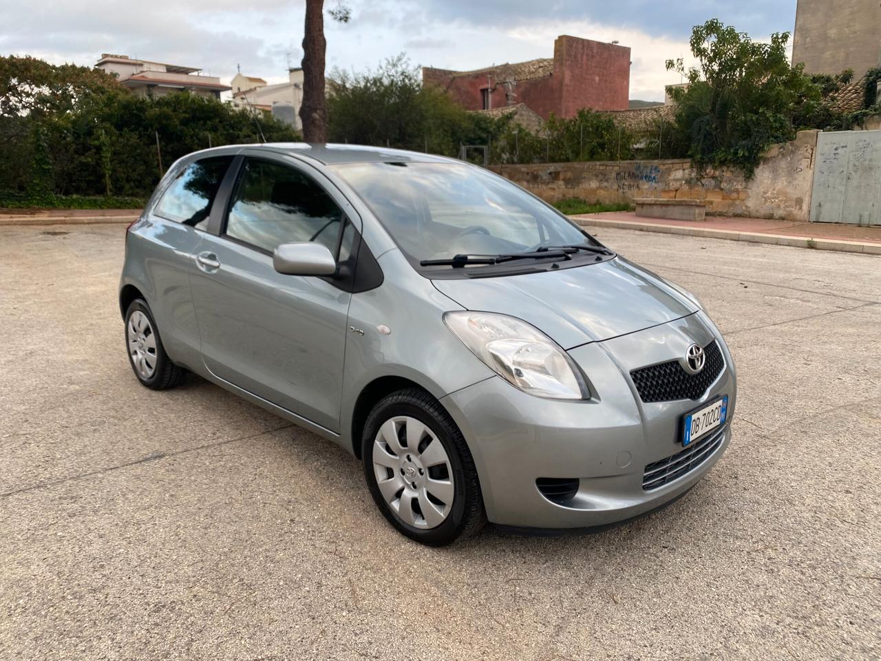 Toyota Yaris 1.4 D-4D 3 porte Sol ---- CAMBIO AUTOMATICA ----