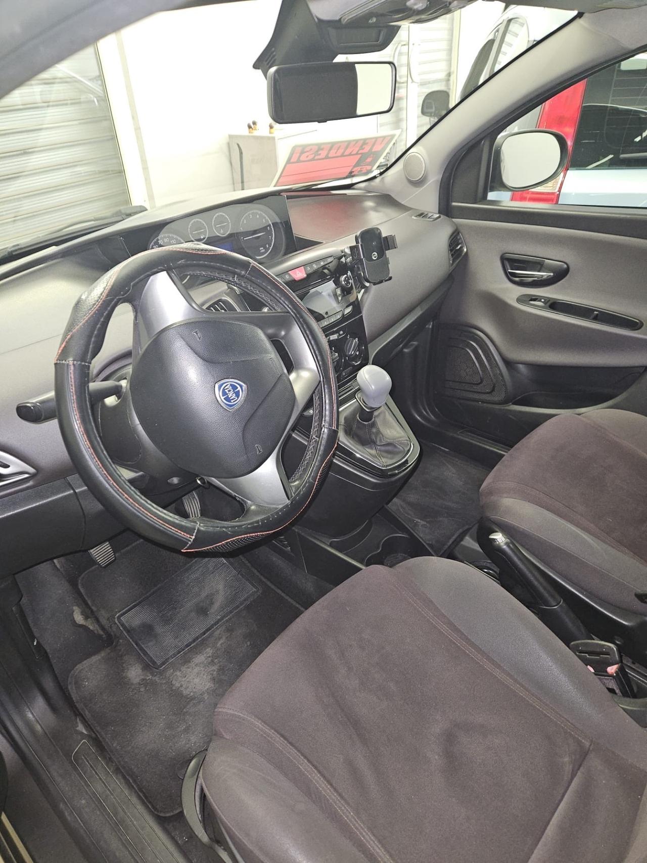 Lancia Ypsilon 1.2 69 CV Unyca