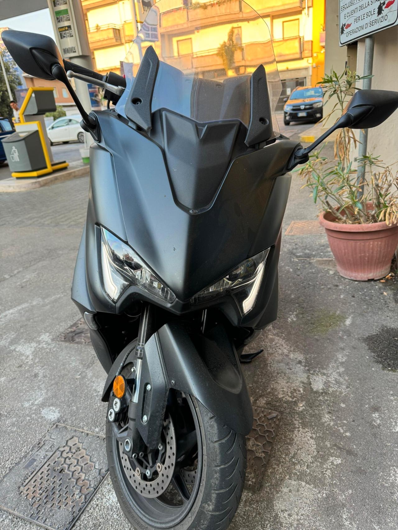 TMAX 560