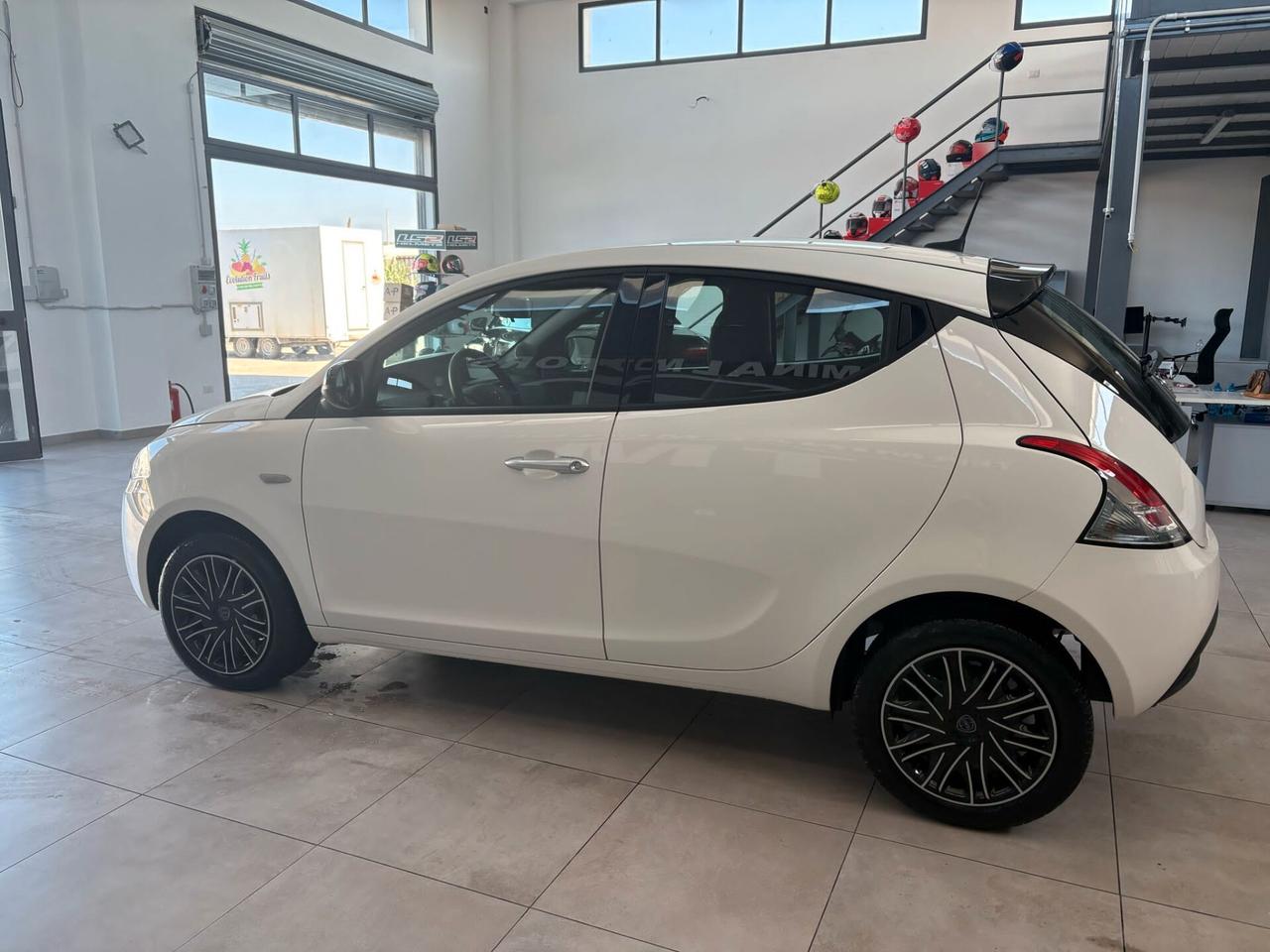 Lancia Ypsilon 1.0 FireFly 5 porte S&S Hybrid Oro