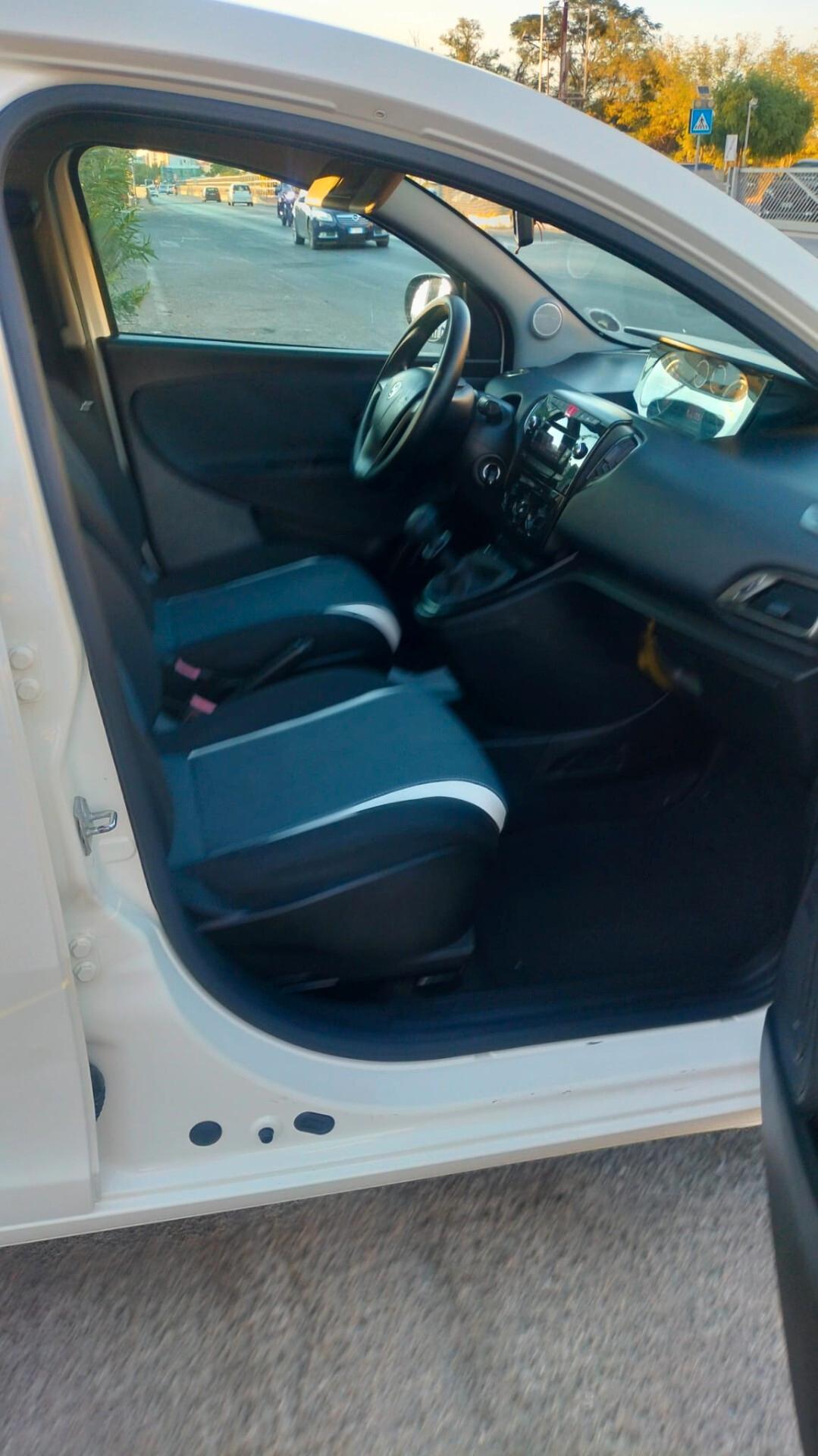 Lancia Ypsilon 0.9 TwinAir 85 CV 5 porte Metano Ecochic Elefantino