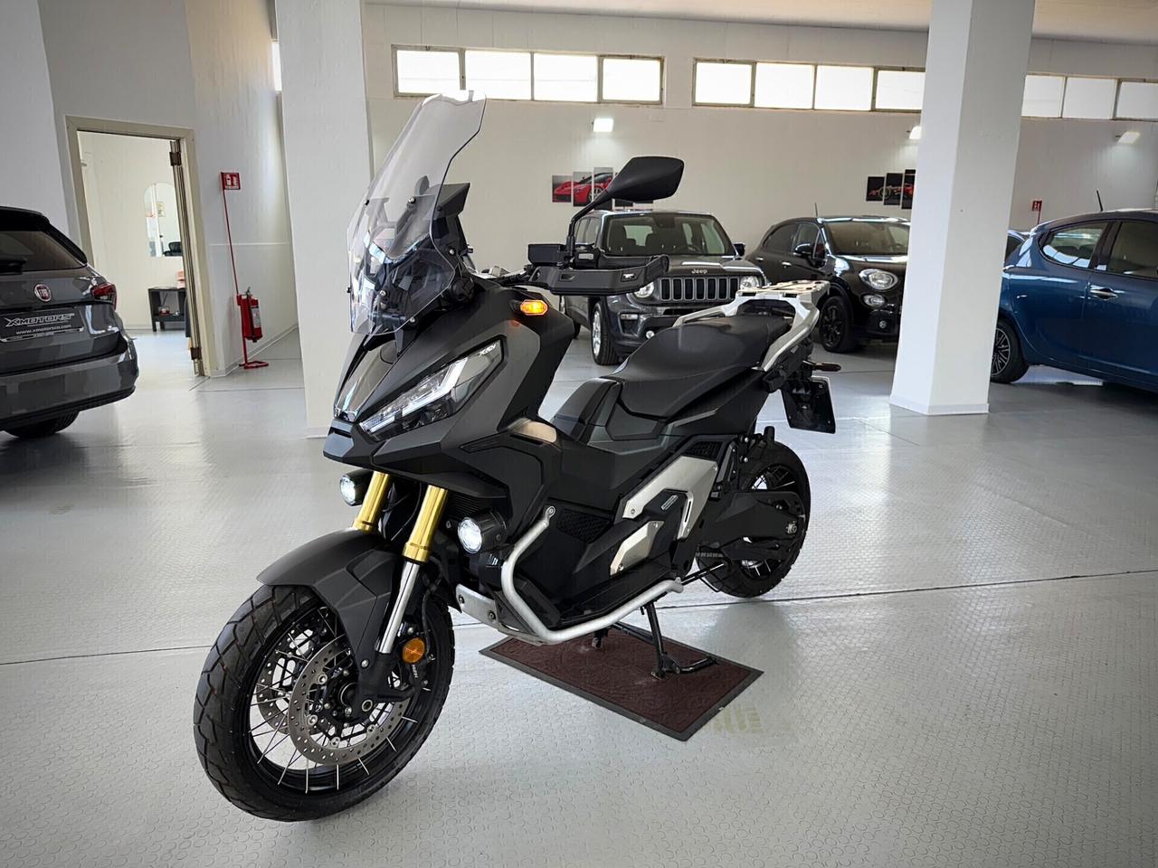 Honda X-ADV 750 con travel pack