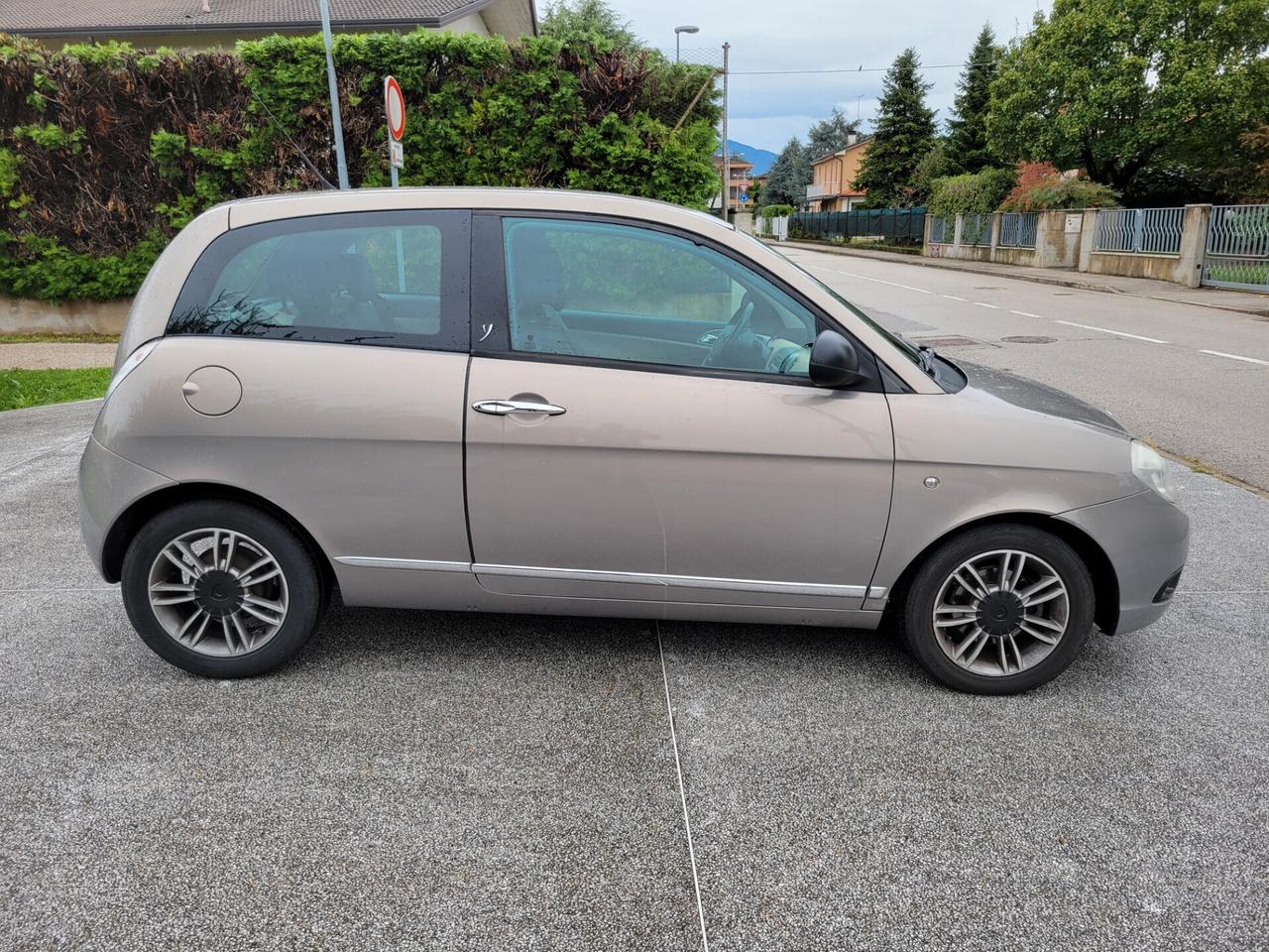 Lancia Ypsilon 1.4 16V 95cv Platino Automatica