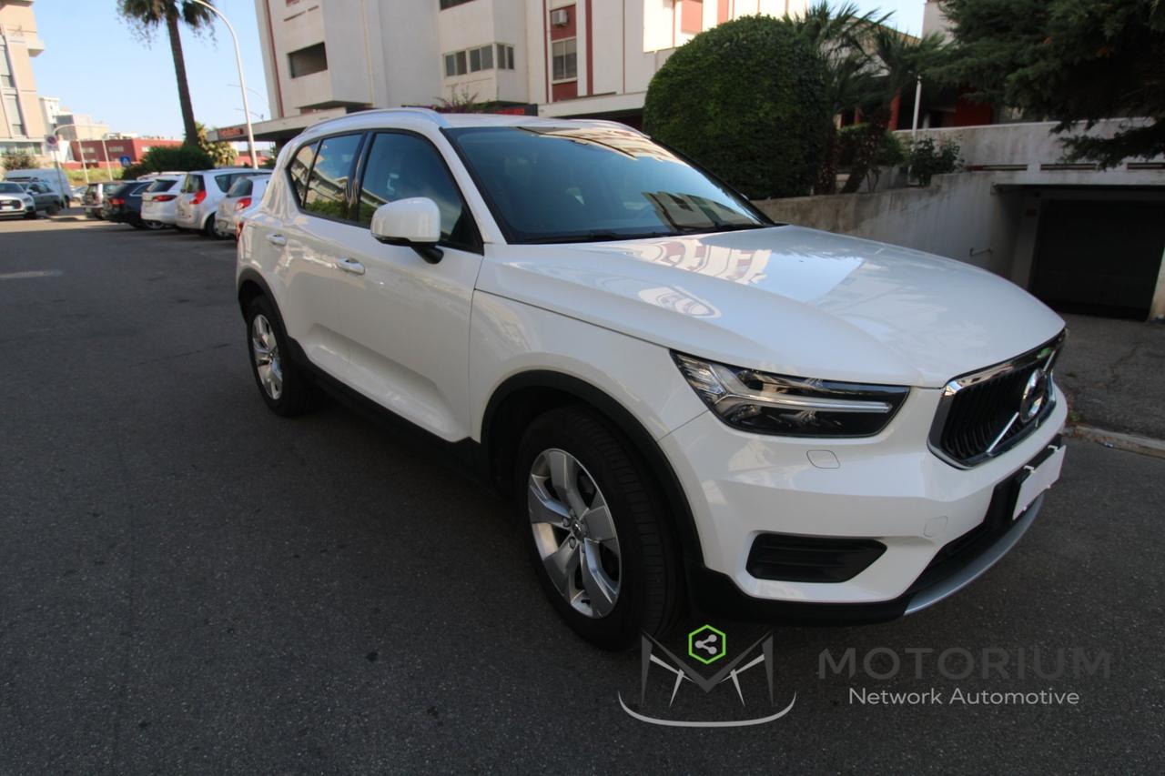 VOLVO XC40 MOMENTUM