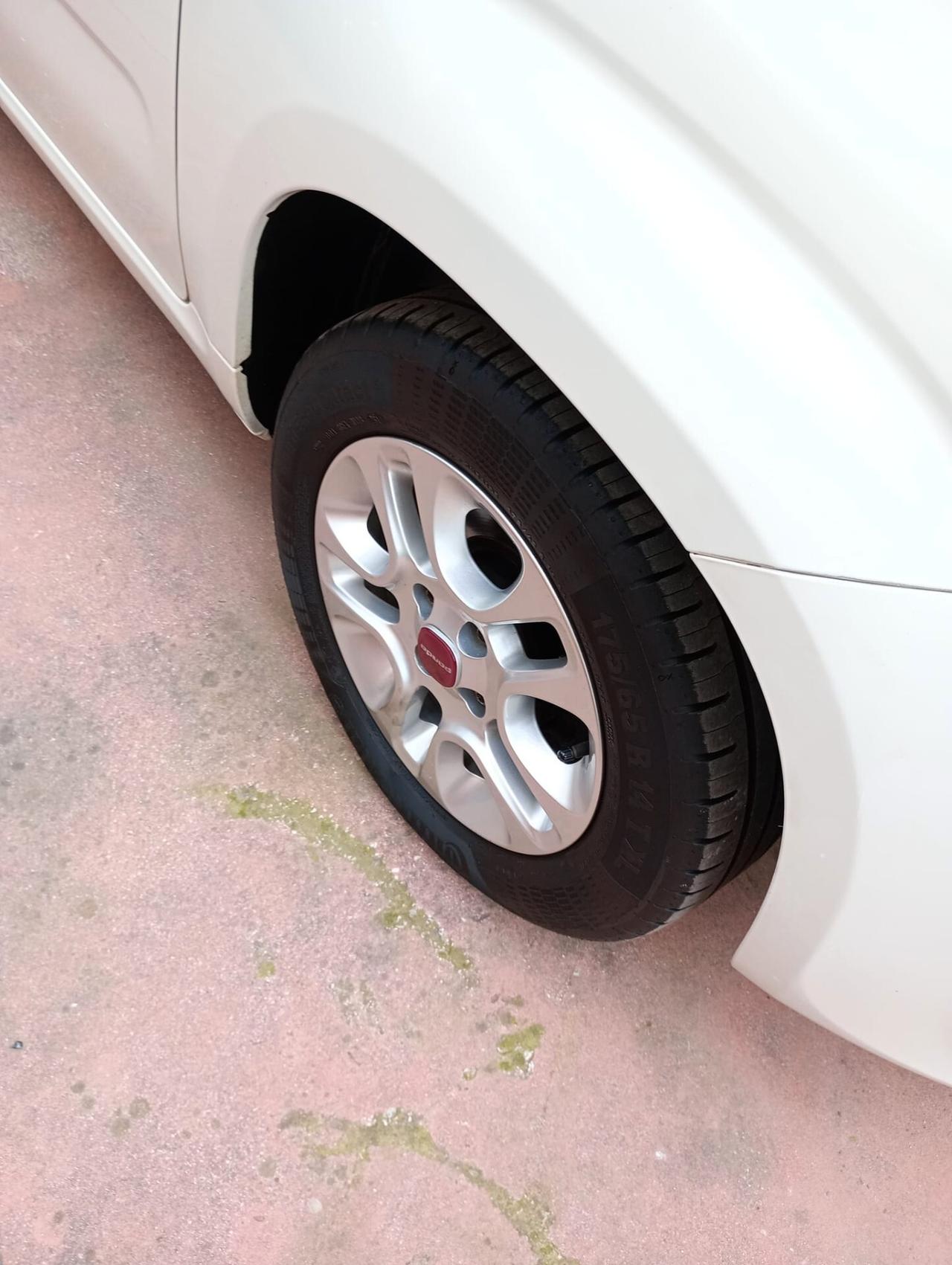 Fiat Panda 1.2 Lounge uconnect,pari al nuovo.