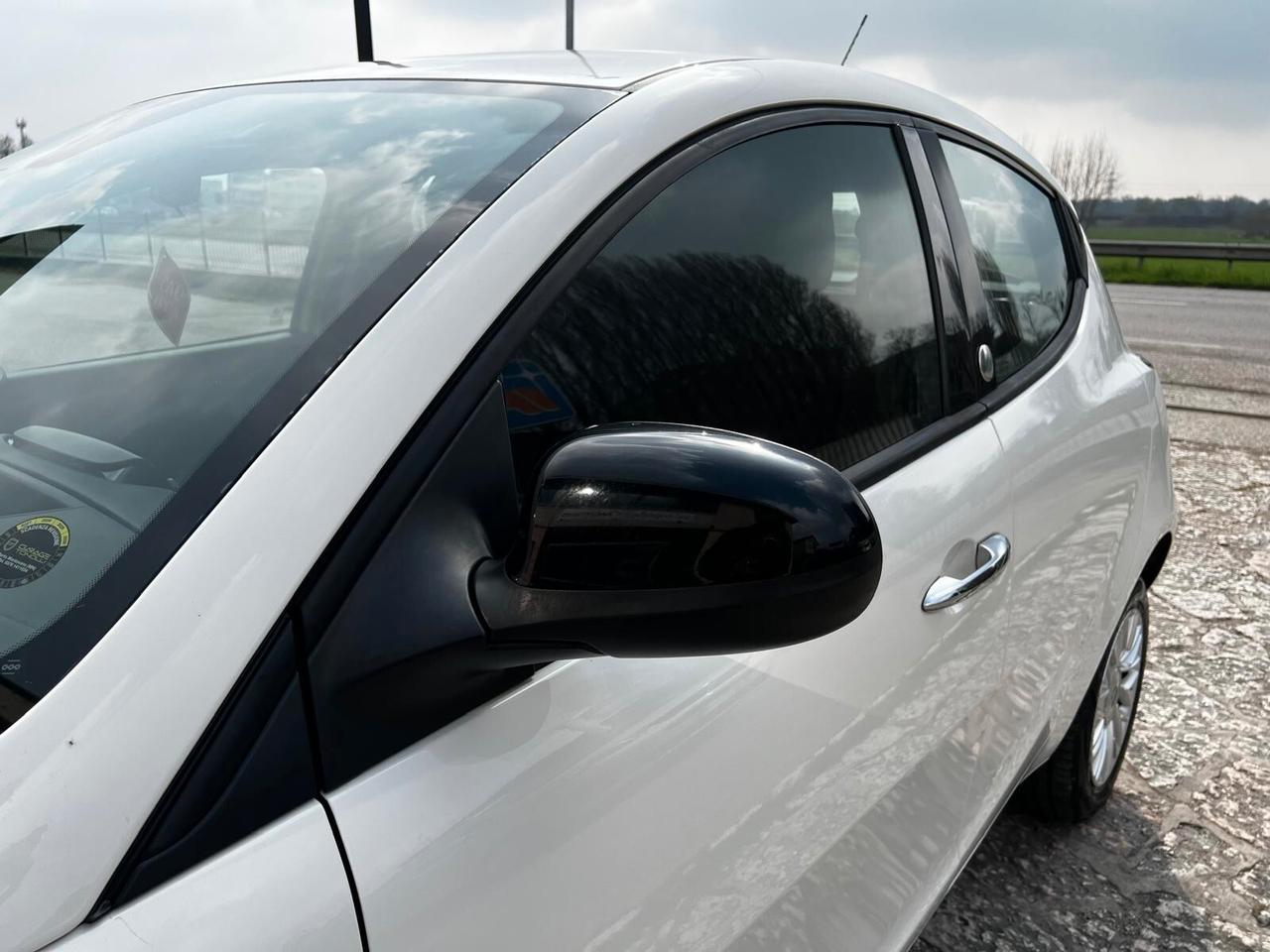 Lancia Ypsilon 0.9 TwinAir 85 CV 5 porte Metano Ecochic Platinum