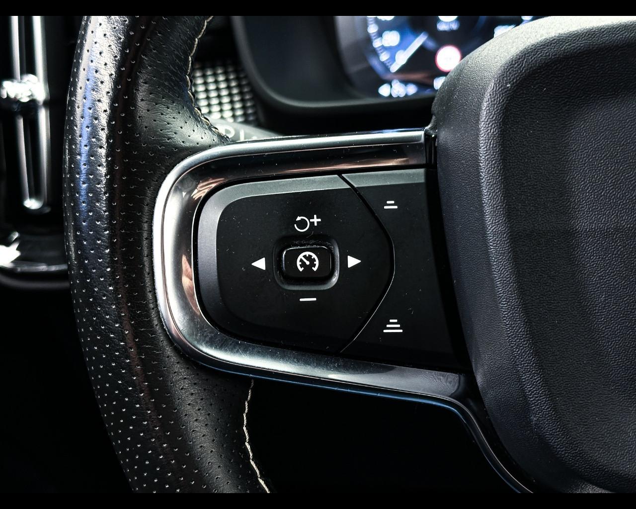 VOLVO XC40 (2017--->) - XC40 D3 AWD Geartronic R-design