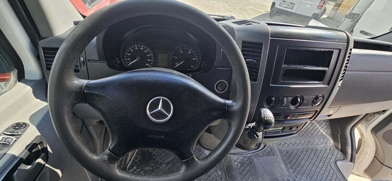MERCEDES 209 CDI CON GANCIO TRAINO - NON MARCIANTE - VENDITA ESCLUSIVA A COMMERCIANTI DI AUTO!