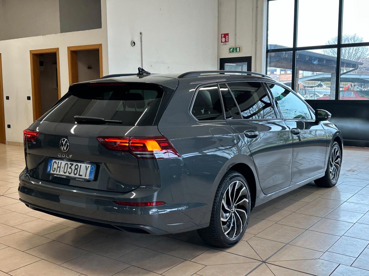 Volkswagen Golf Variant 2.0 tdi LIFE 115cv dsg LUCI AMB*CARPLAY*LED