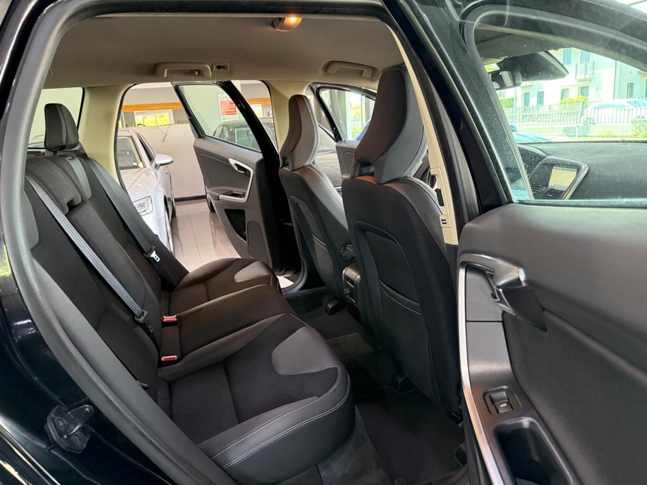 Volvo XC 60 2.4 d4 R-design awd 163cv MANUALE !!