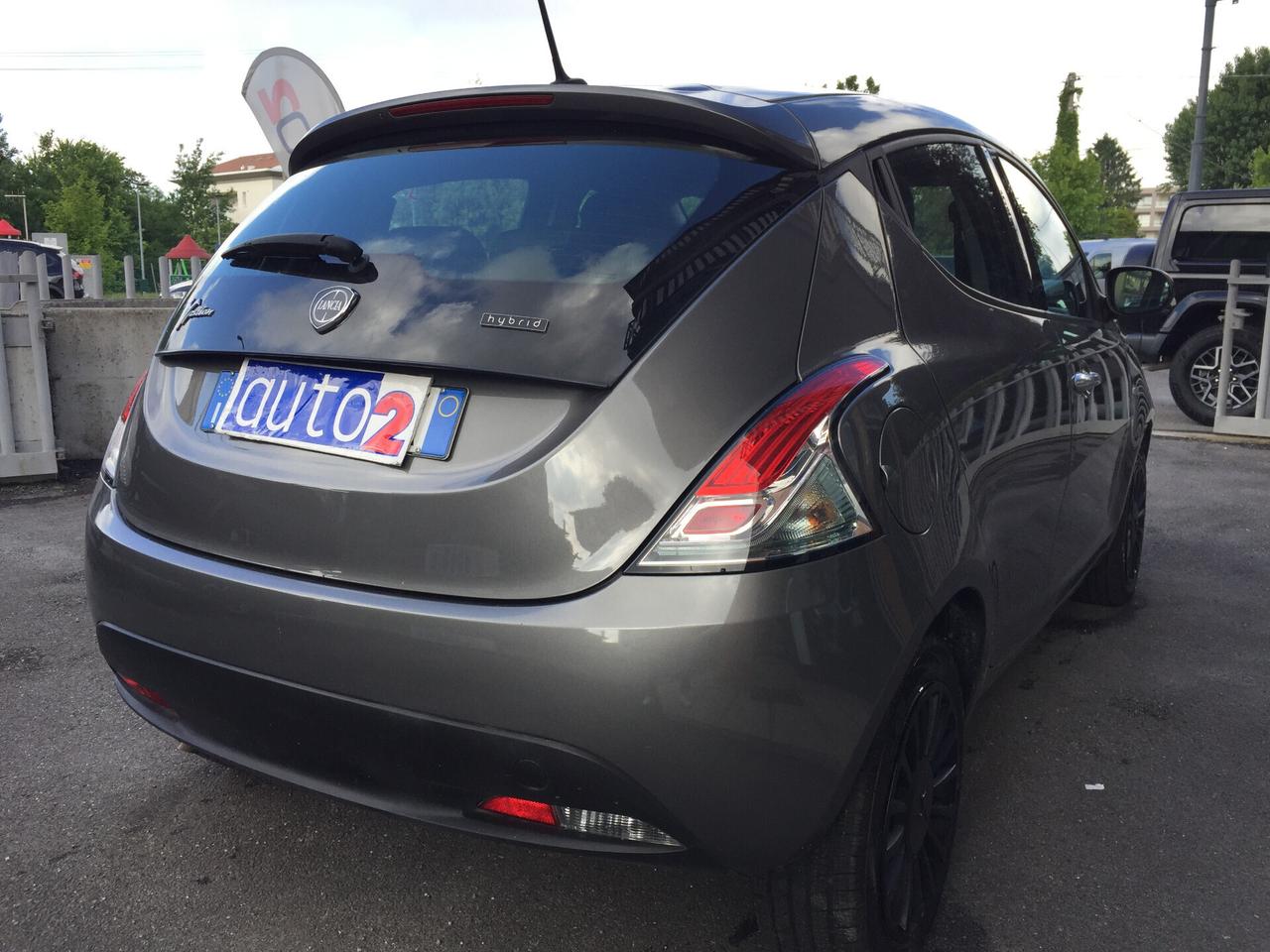 Lancia Ypsilon 1.0 FIREFLY ECOCHIC S&S HYBRID 5P. SILVER X NEOPATENTATI