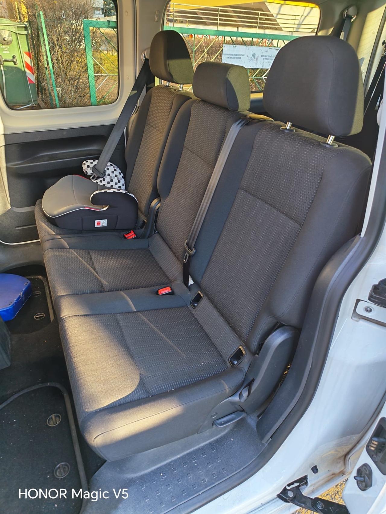 Volkswagen Caddy Maxi 2.0 TDI con allestimento per trasporto persona in carrozzina.