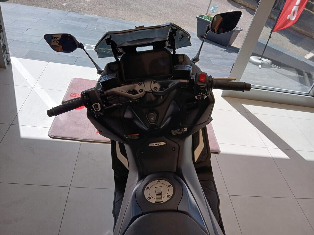 YAMAHA T-MAX 560