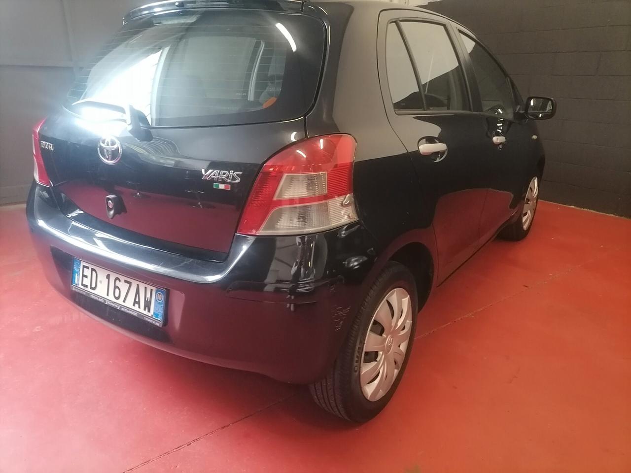 Toyota Yaris 1.0 5 porte Luxury Pack