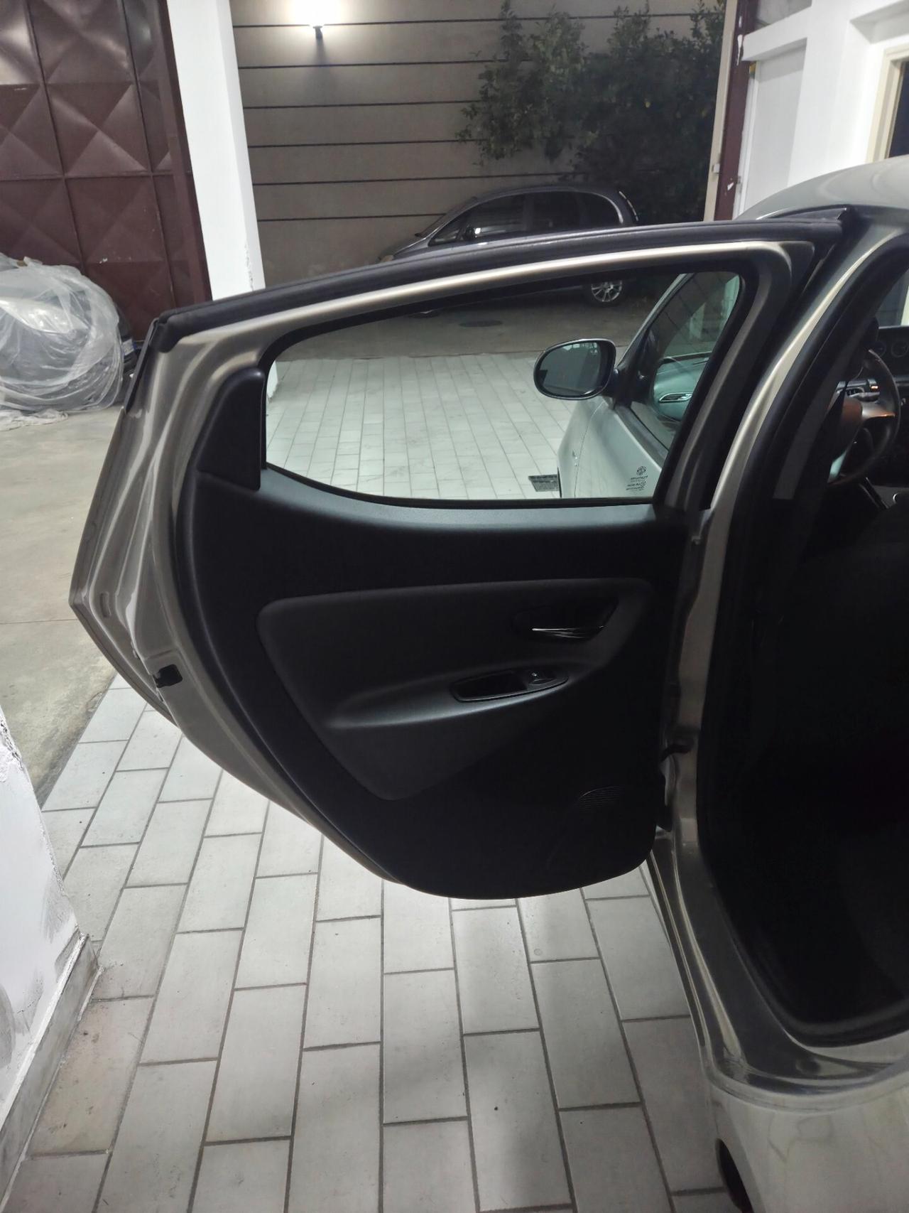 Lancia Ypsilon 0.9 TwinAir 85 CV 5 porte S&S Silver