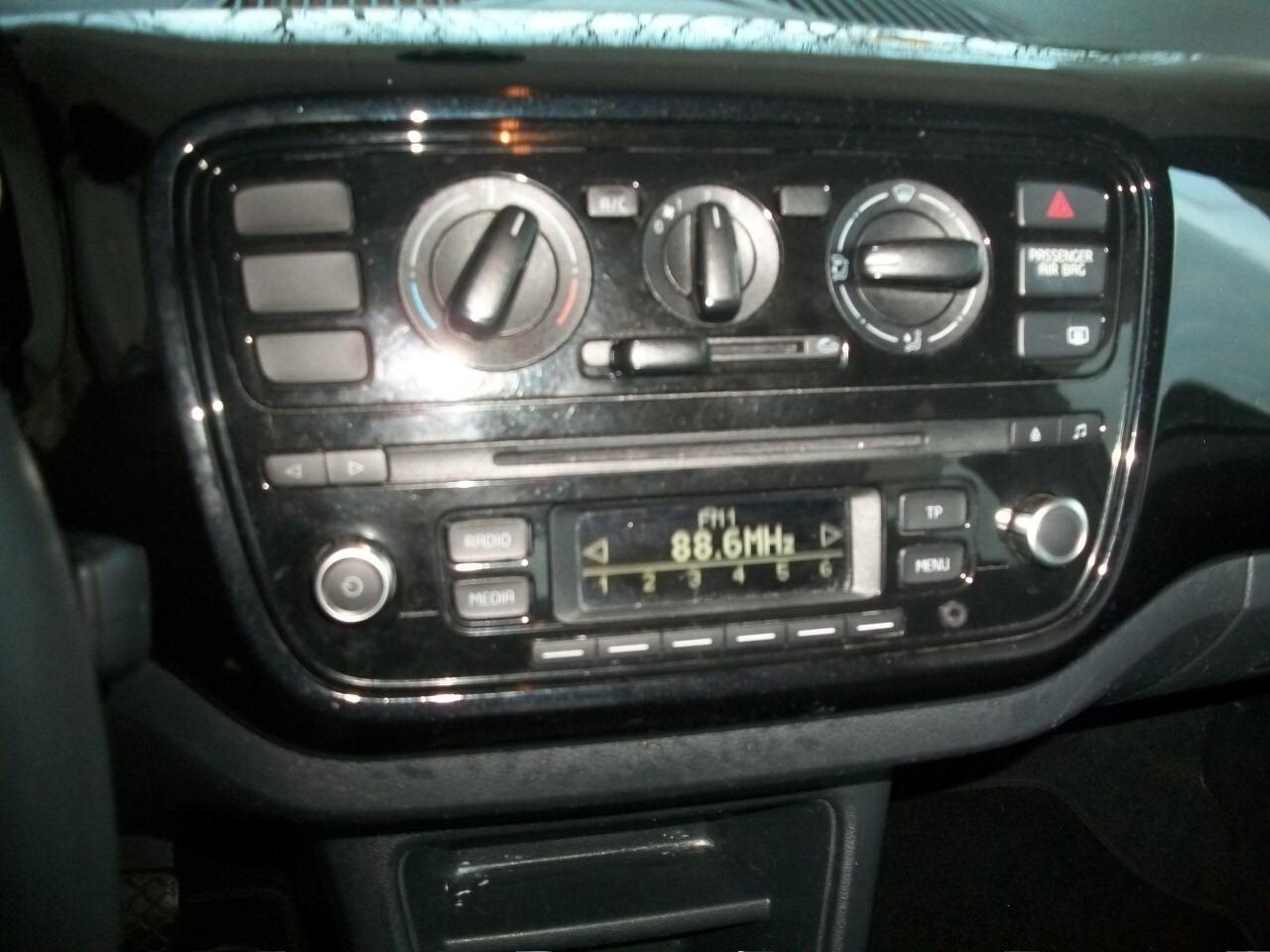 Volkswagen up! 1.0 5p. move ASG CC999 KW 44 HP 60 EURO 05 BENZINA GARANZIA UN ANNO N 08 GOMME E CERCHI E COPRI CERCHI ESTIVE E QUATRO QUATRO STAGIONI 95/100 SI NEOPATENTATI