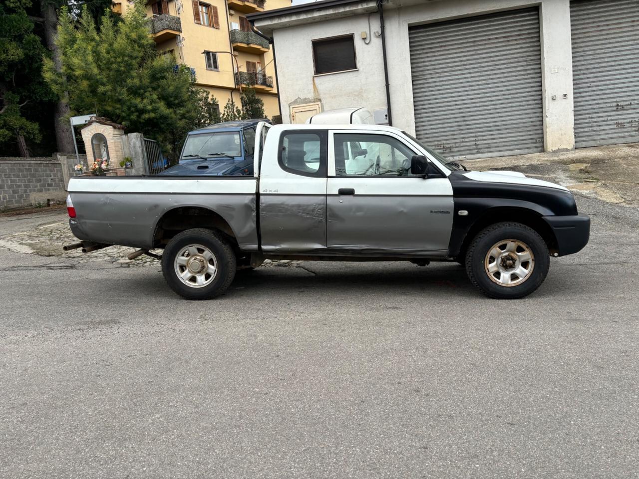 Mitsubishi L200 2 porte 4 posti