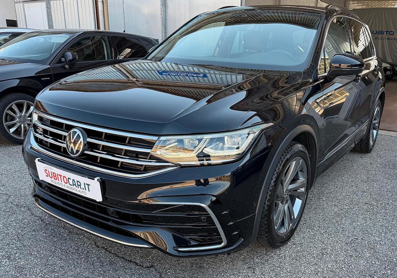 Volkswagen Tiguan 2.0 TDI 150 CV SCR DSG R-Line interno ed esterno
