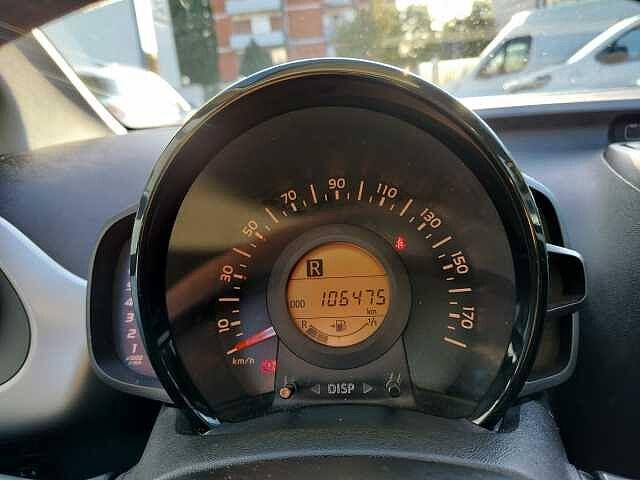 Toyota Aygo 1.0 VVT-i 69 CV 5 porte x-play MMT