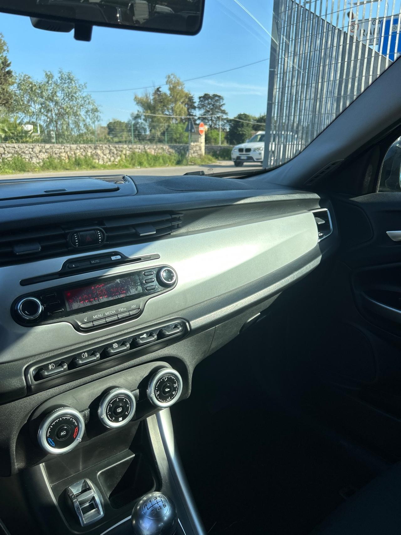 Alfa Romeo Giulietta 1.6 JTDm 105 CV Distinctive-2012