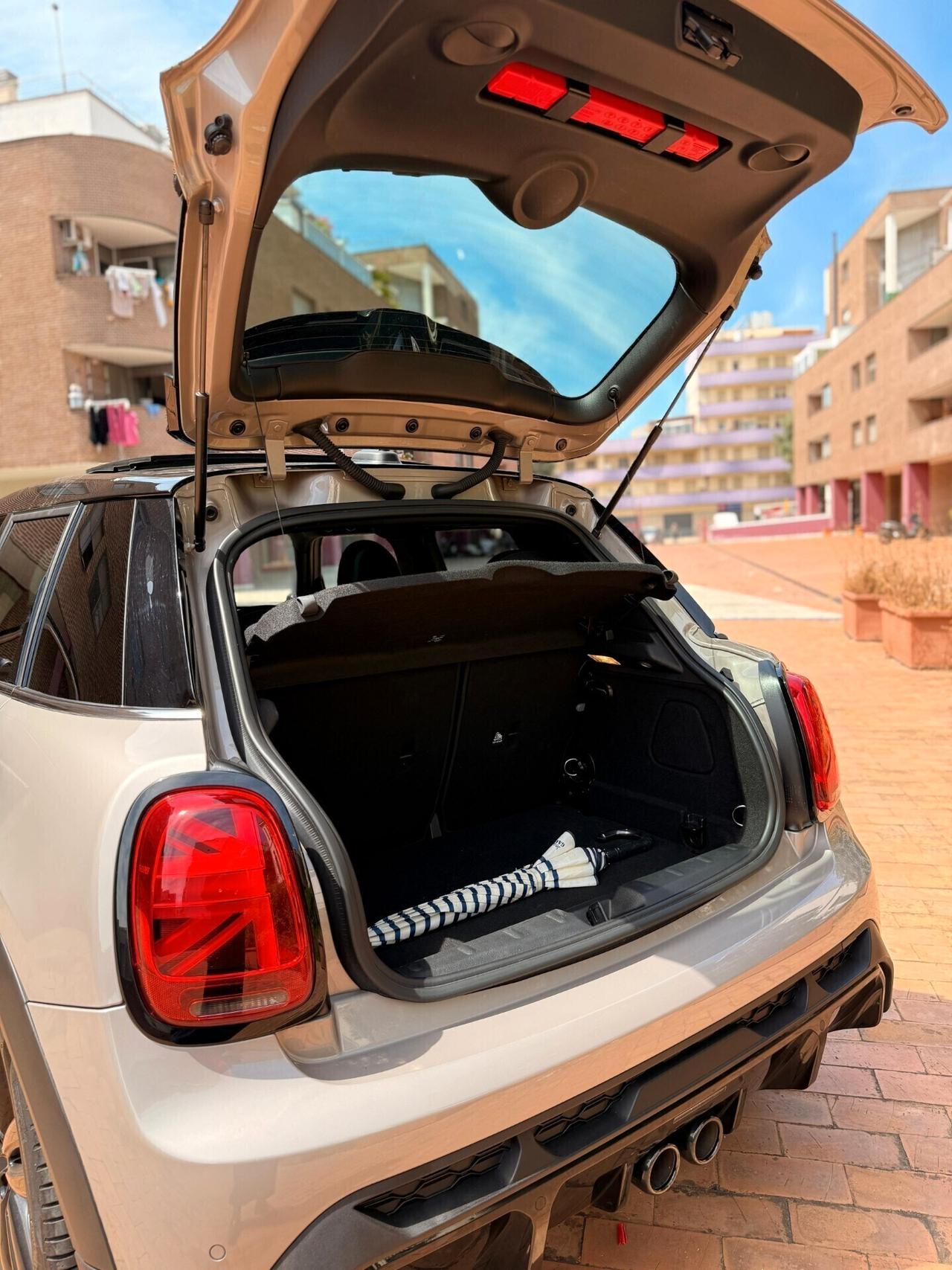 Mini Mini 2.0 John Cooper Works interno ed esterno