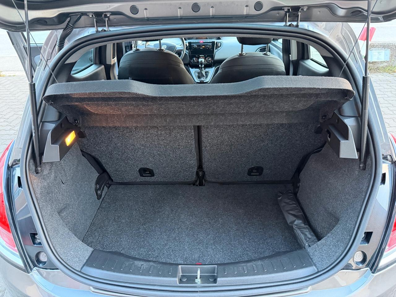 Lancia Ypsilon 1.2 69 CV, OK NEOPATENTATI