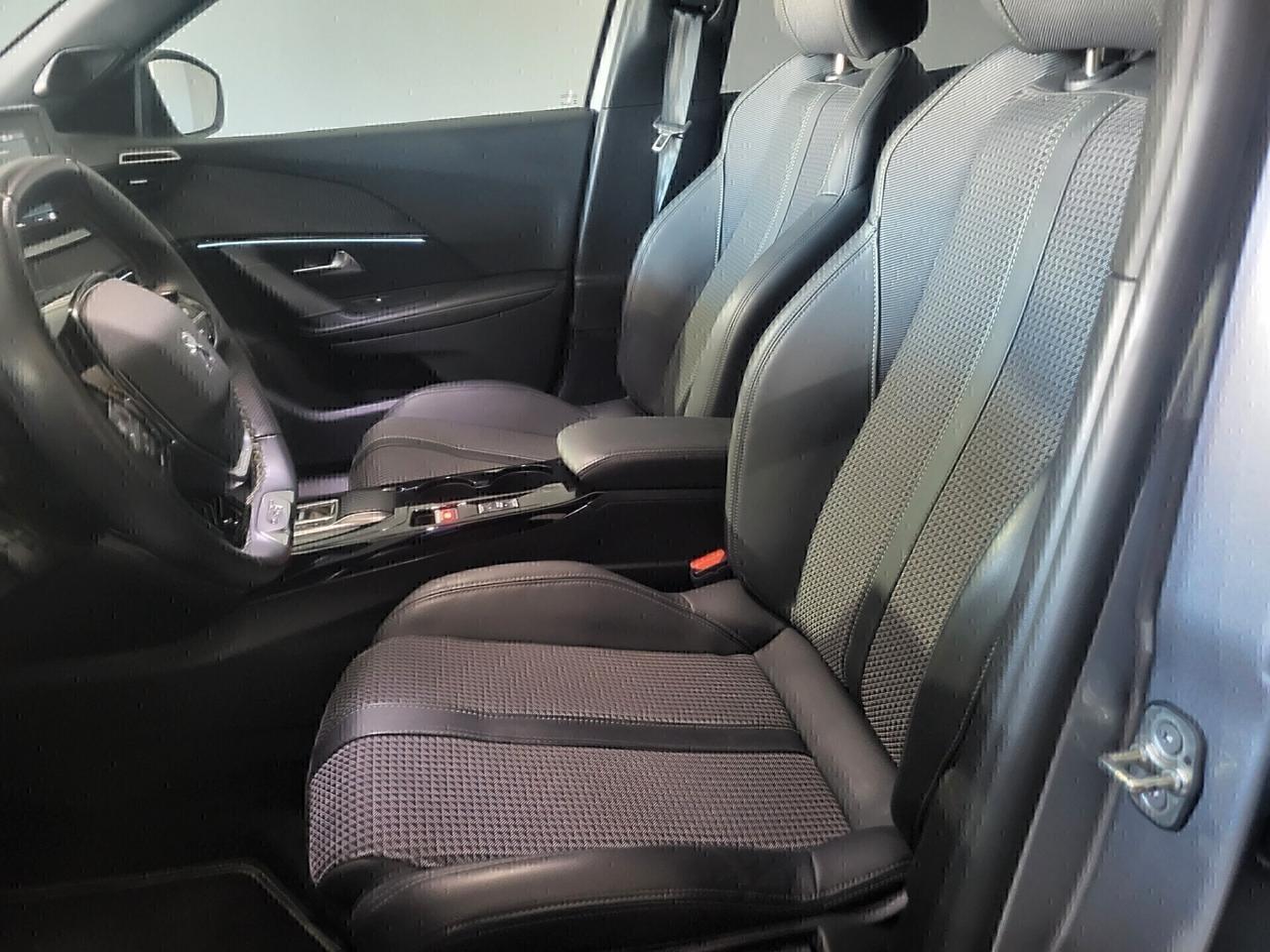 Peugeot 2008 BlueHDi 130 S&S EAT8 GT+navi+bixeno
