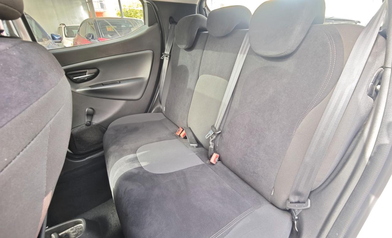 Lancia Ypsilon 1.2 69 CV con tetto apribile