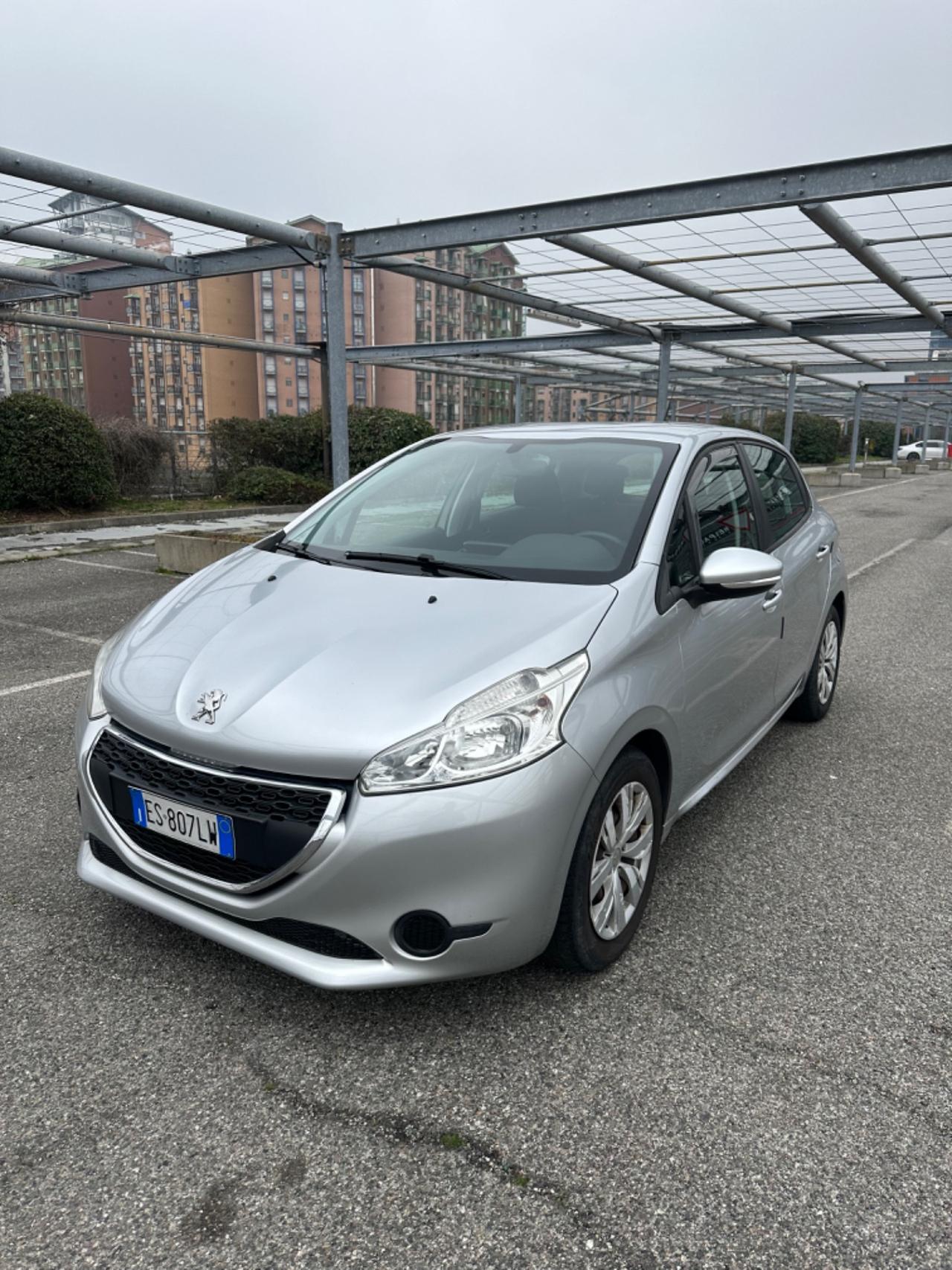 Peugeot 208 1.4 HDi 68 CV 5 porte Allure