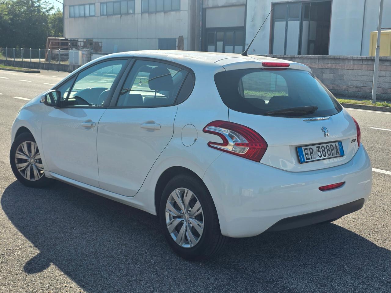 Peugeot 208 1.4 HDi 68 cv 23km con 1 litro