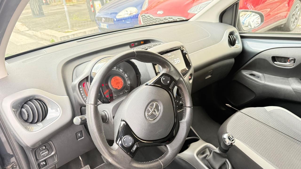 Toyota Aygo Connect 1.0 VVT-i 72 CV 5 porte x-play LED NAVI KAMERA PDC CERCHI 16 BLUETOOTH